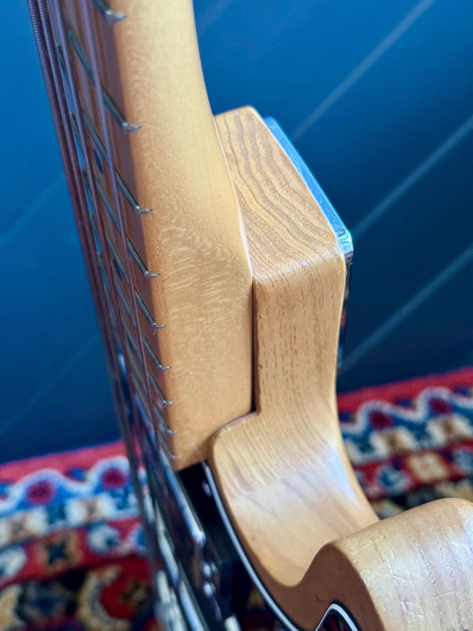 Side view of the neck-to-body joint.