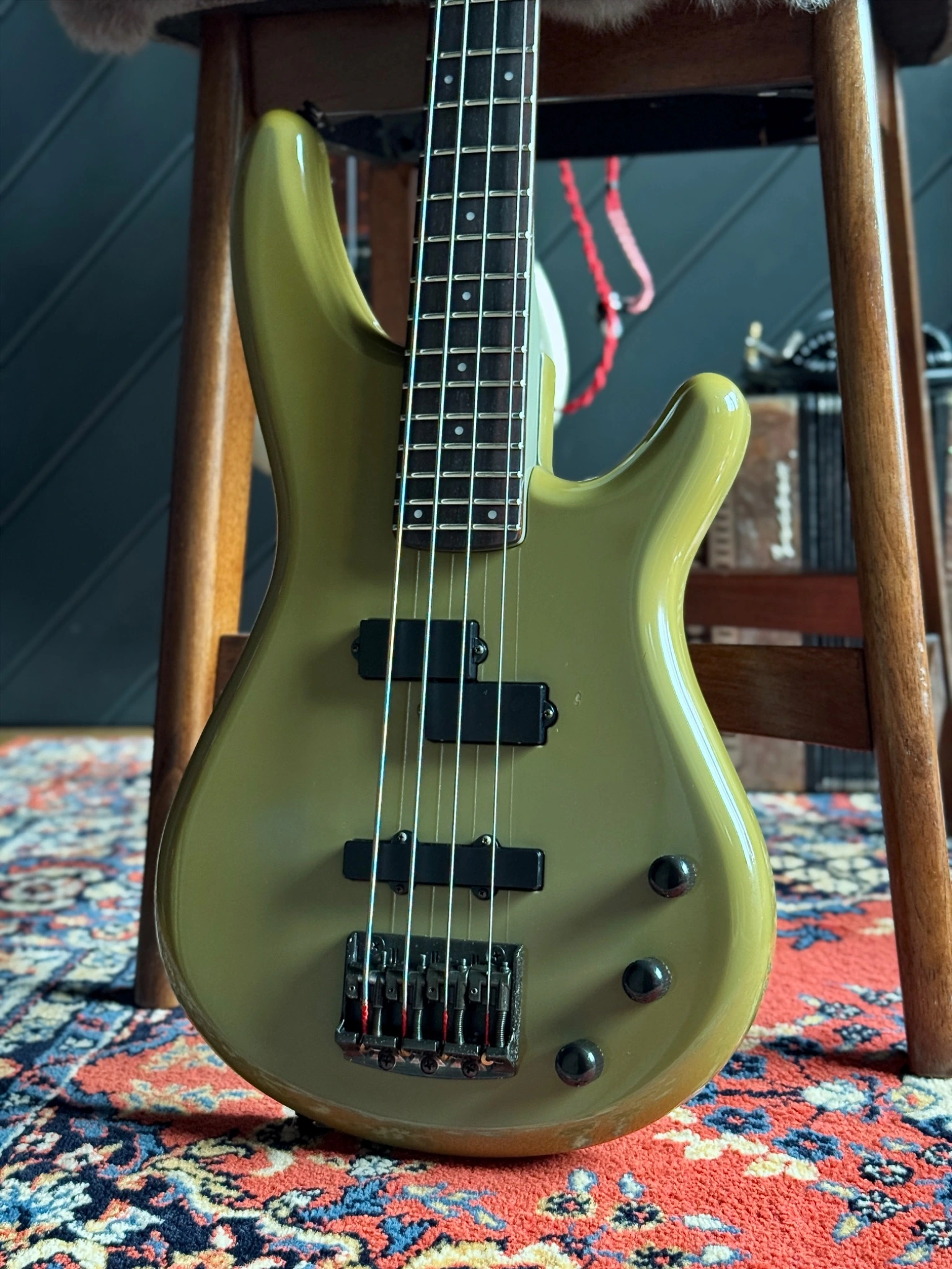 Front body, pickups and controls of the Ibanez RB830