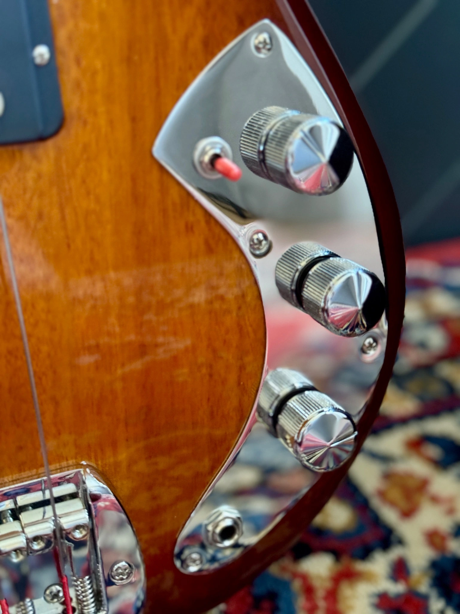 Control plate with three rotary controls and the three-position switch.