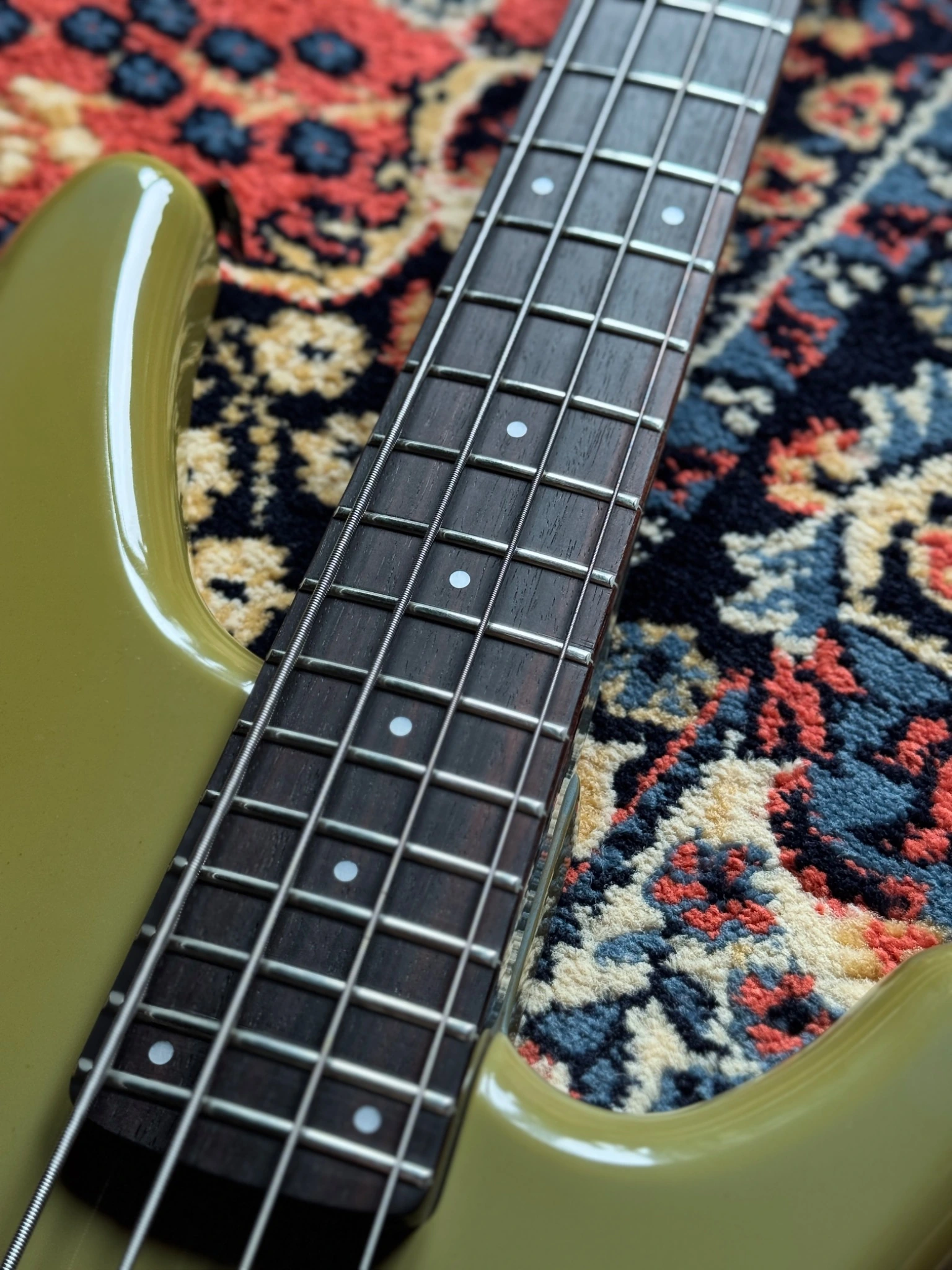 Close view of the Ibanez RB830 fretboard and body