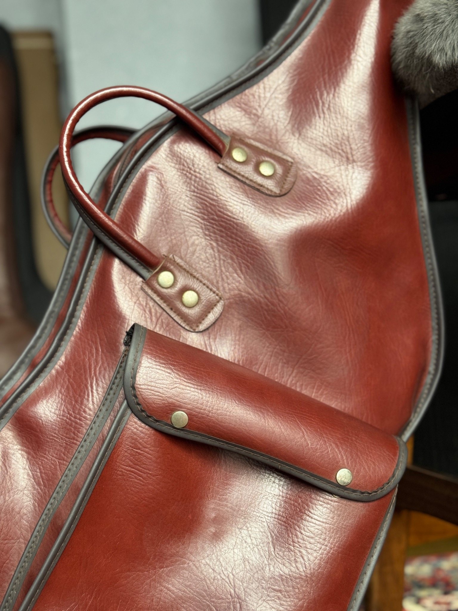 Period-style gig bag corner and seam