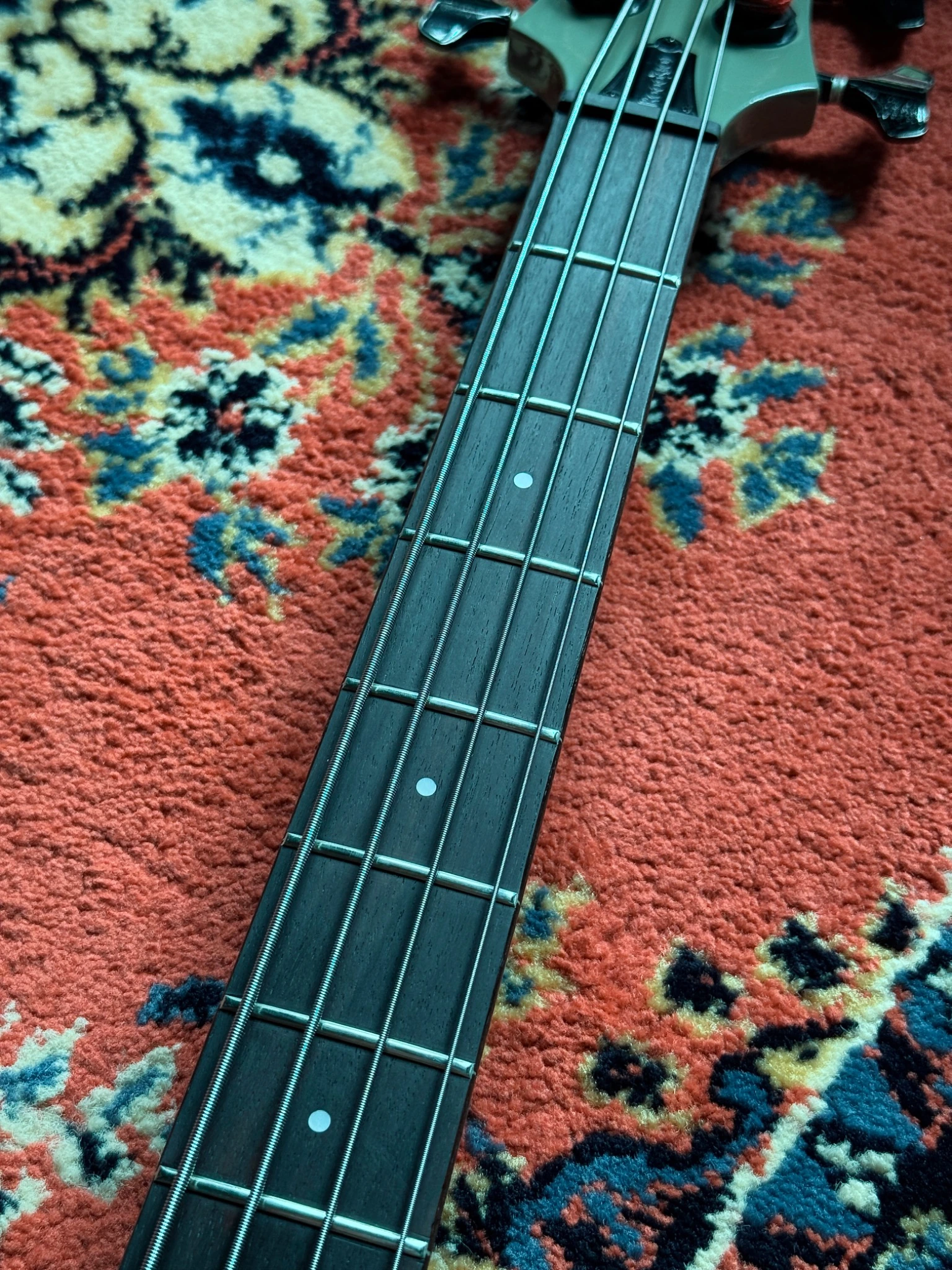 Fretboard and upper body detail of the Ibanez RB830