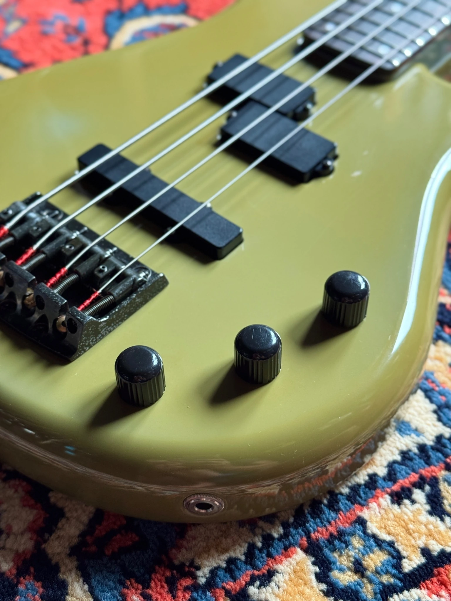 Bridge, strings and body edge detail
