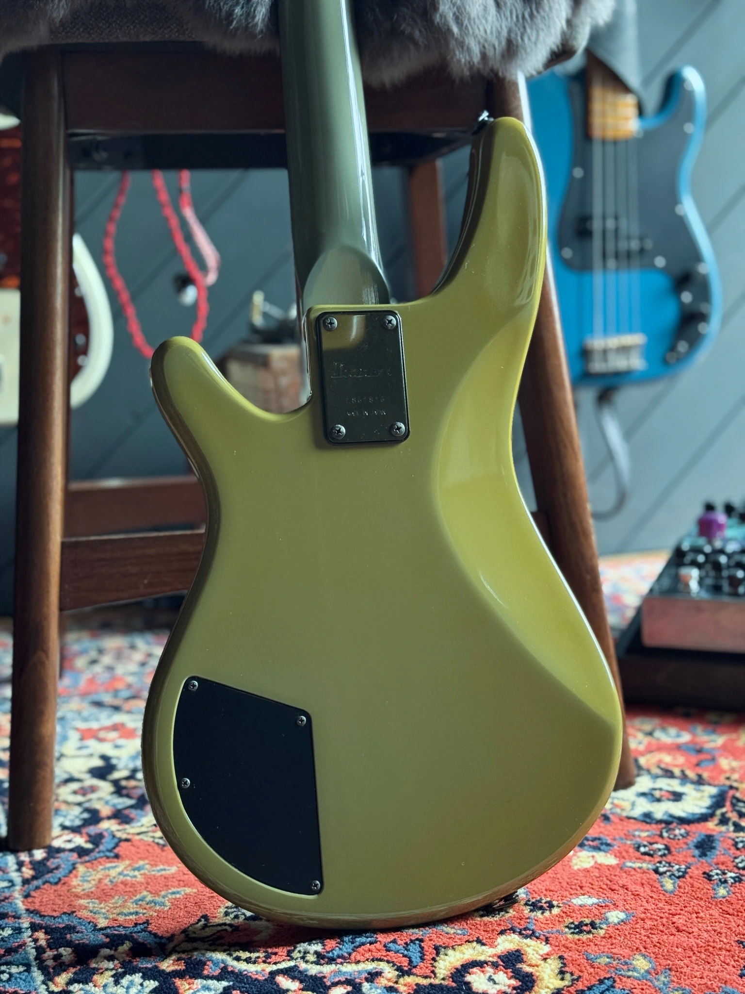 Back of the Ibanez RB830 body