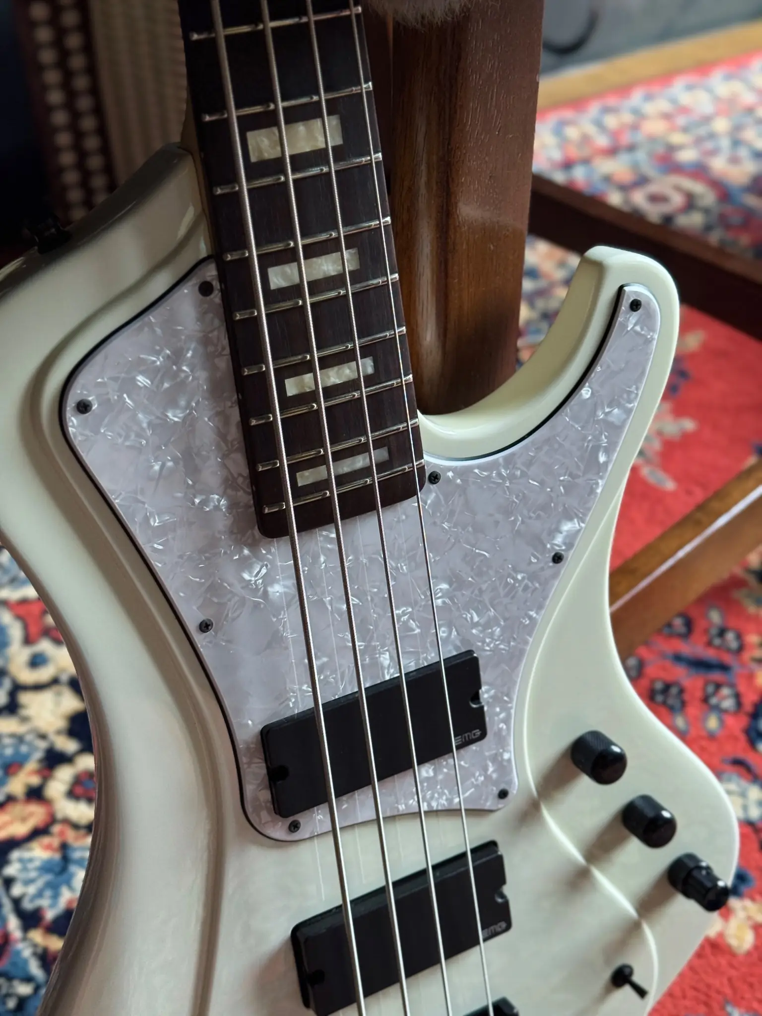 Body bridge and pickup detail