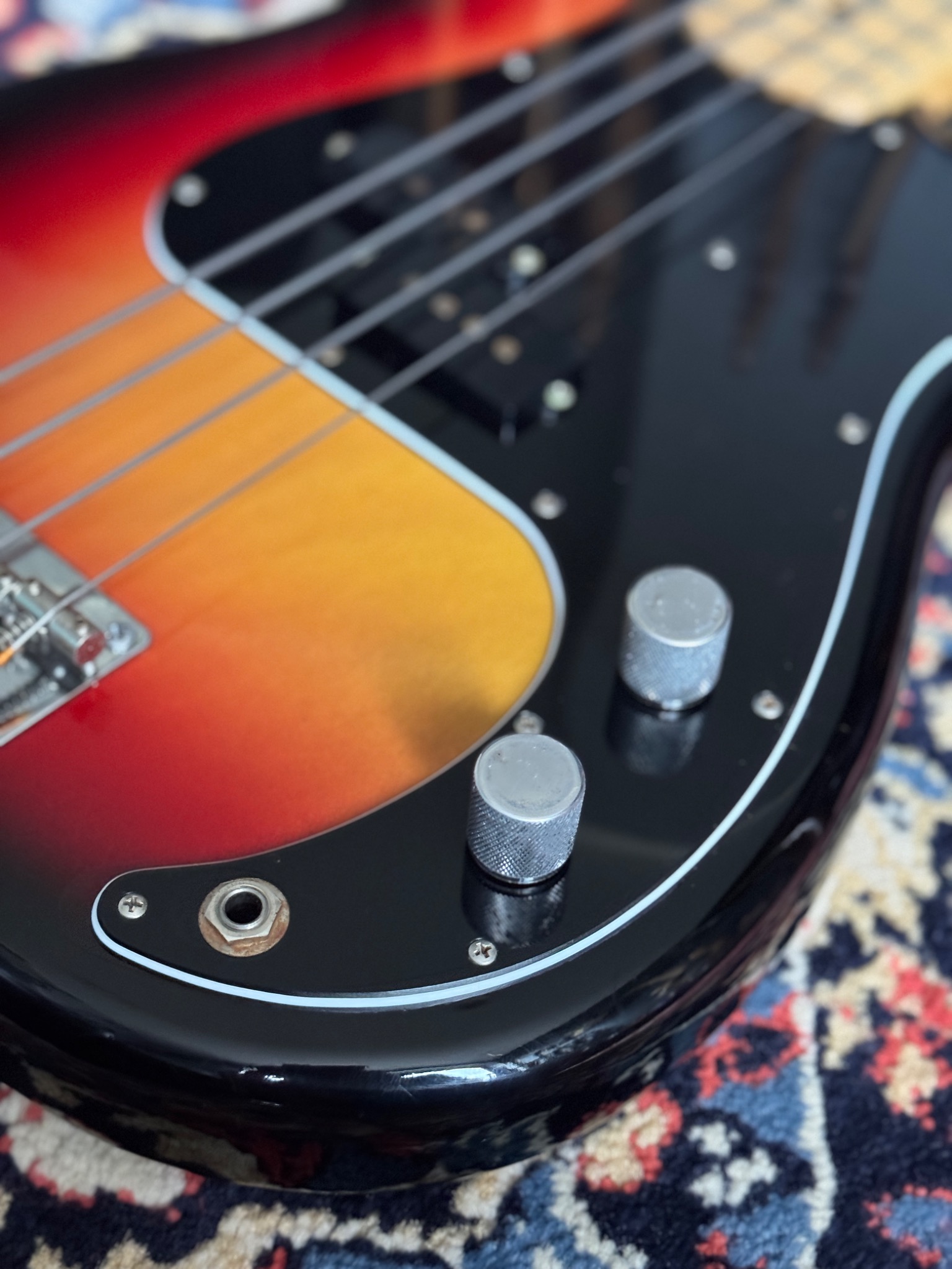 Pickup, controls and output jack on the Orange OP-500.