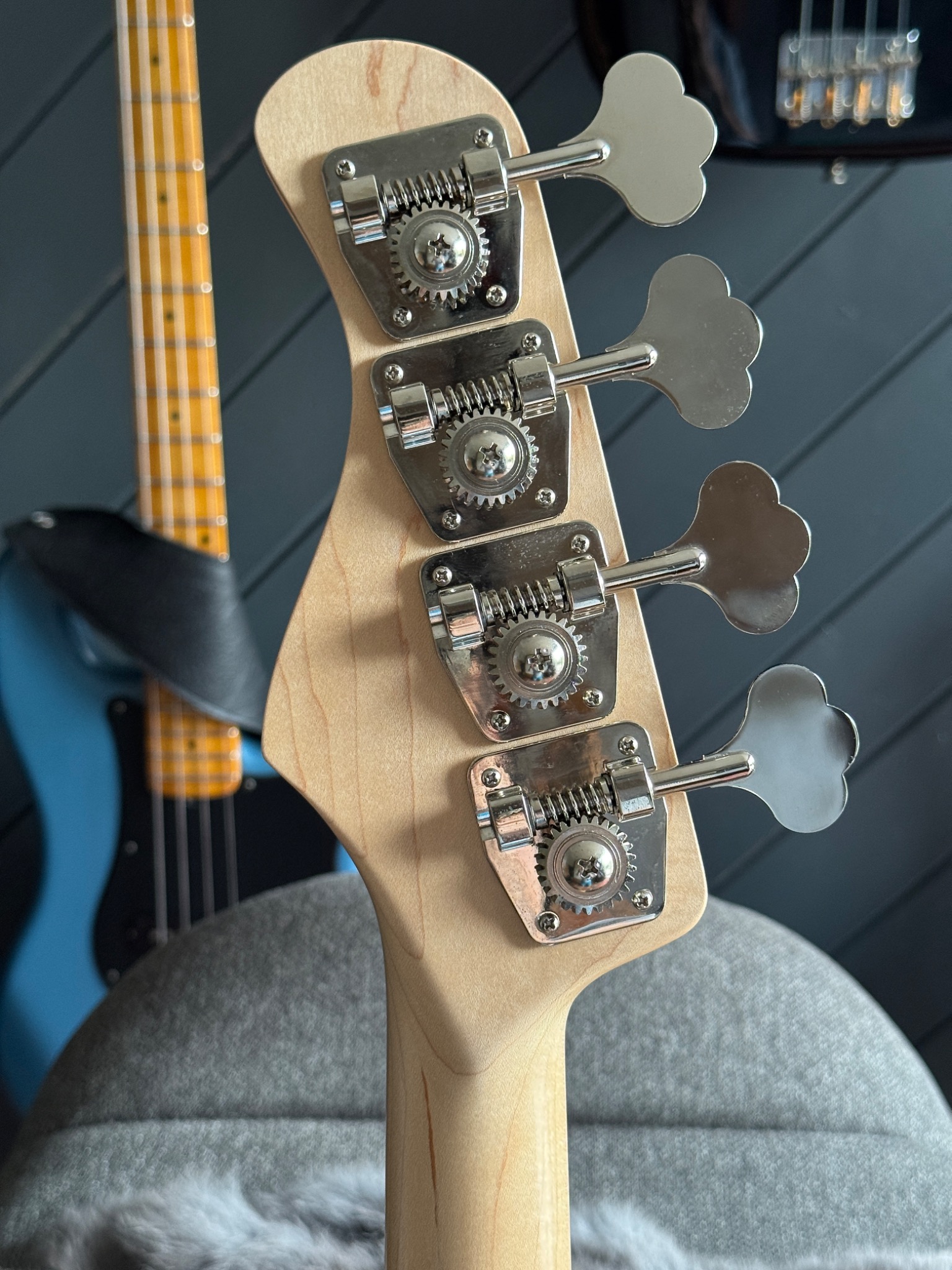 rear headstock and tuner arrangement