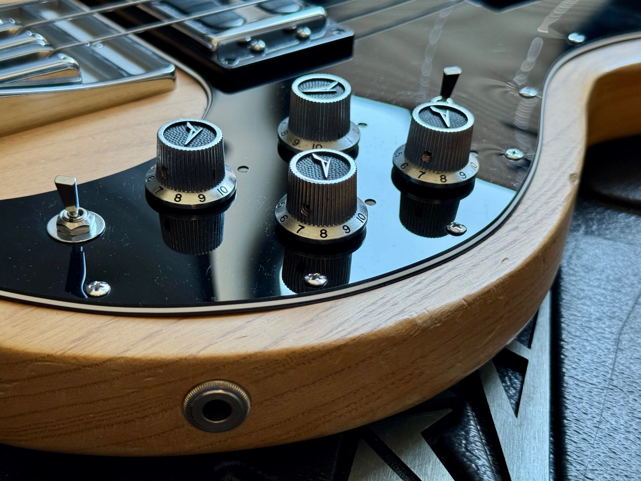 Angled view of the control layout and output jack.
