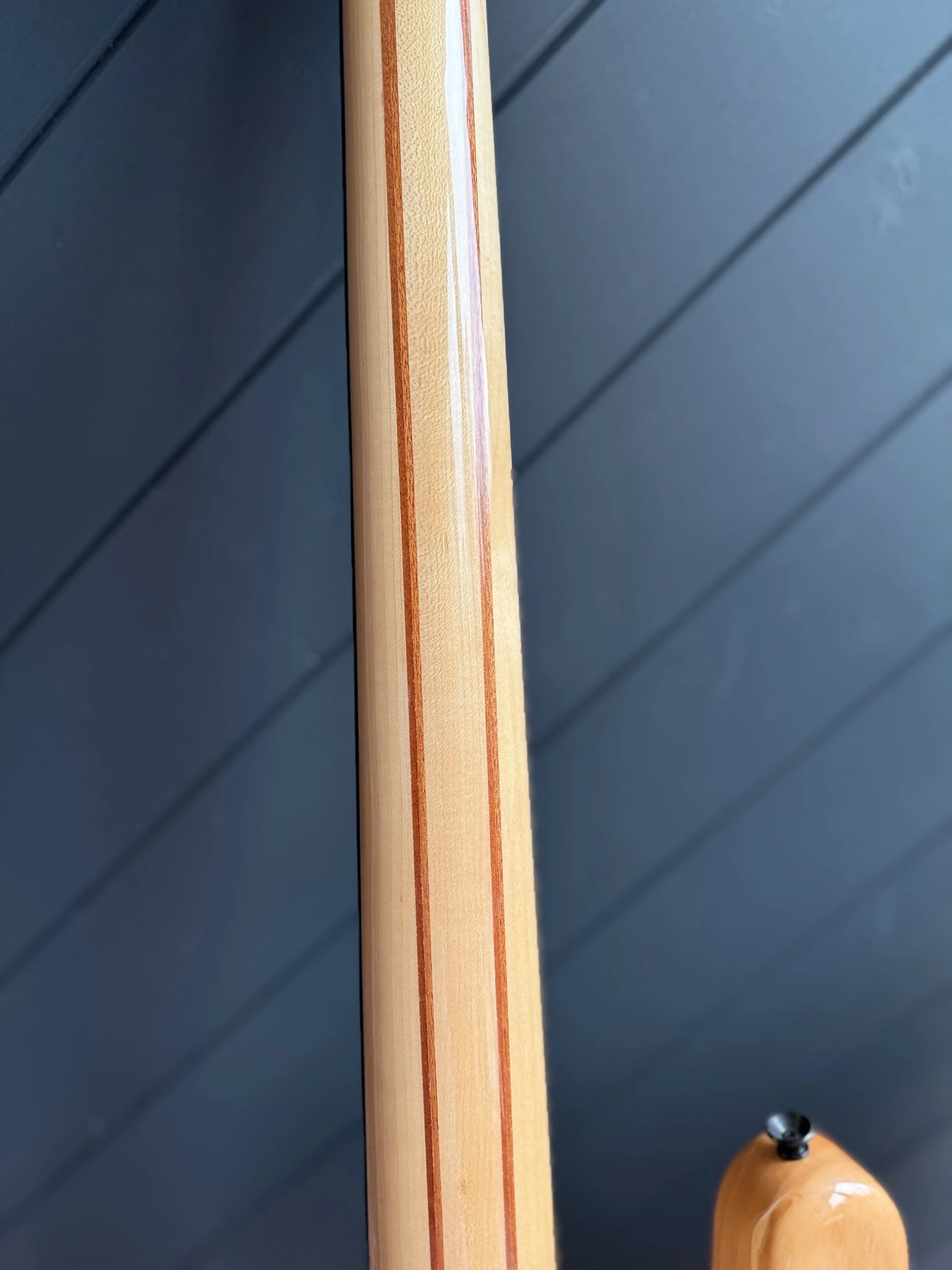 Close-up of the striped laminate running through the neck