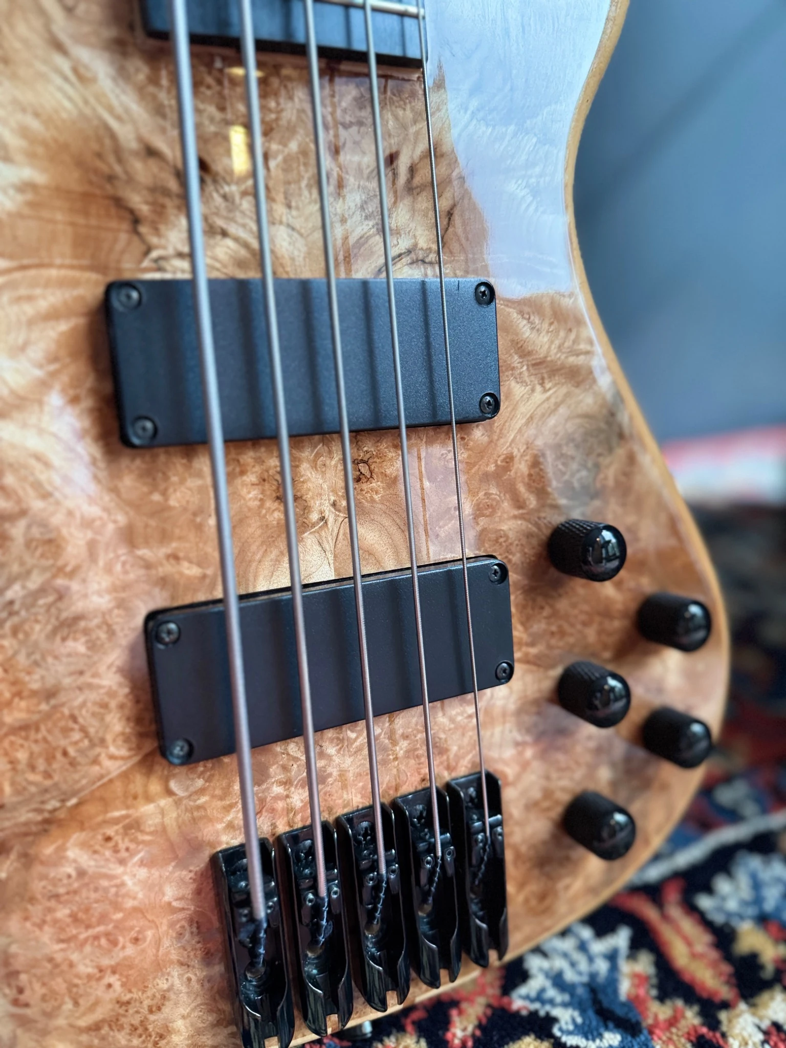 Front body close-up showing pickups, individual bridge saddles and controls