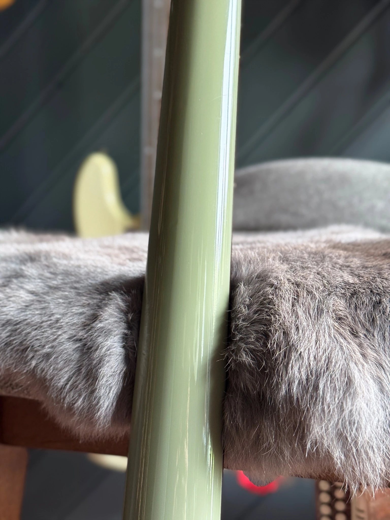 Side view of the neck and body edge