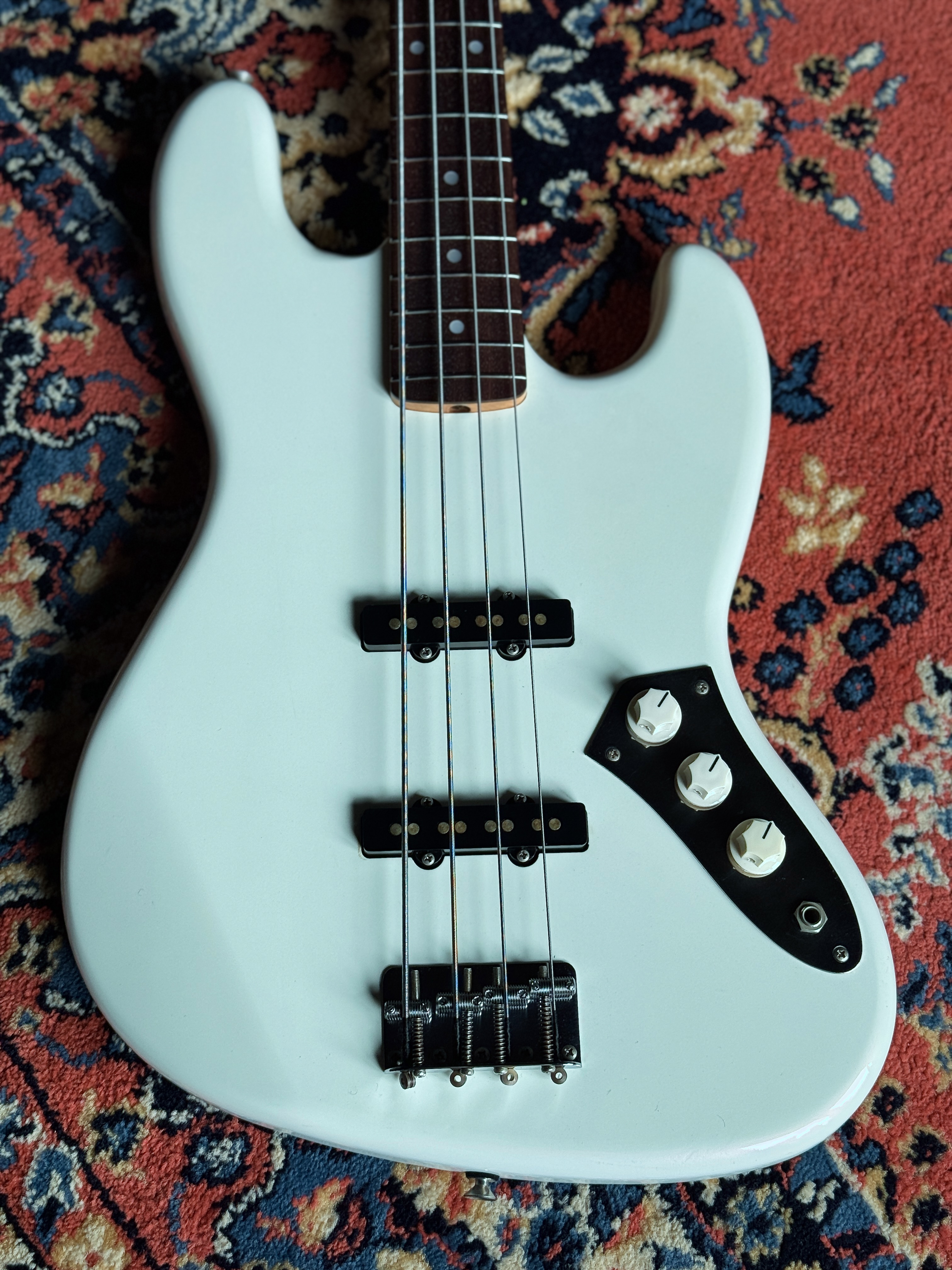 Close view of the body, pickups, controls and bridge