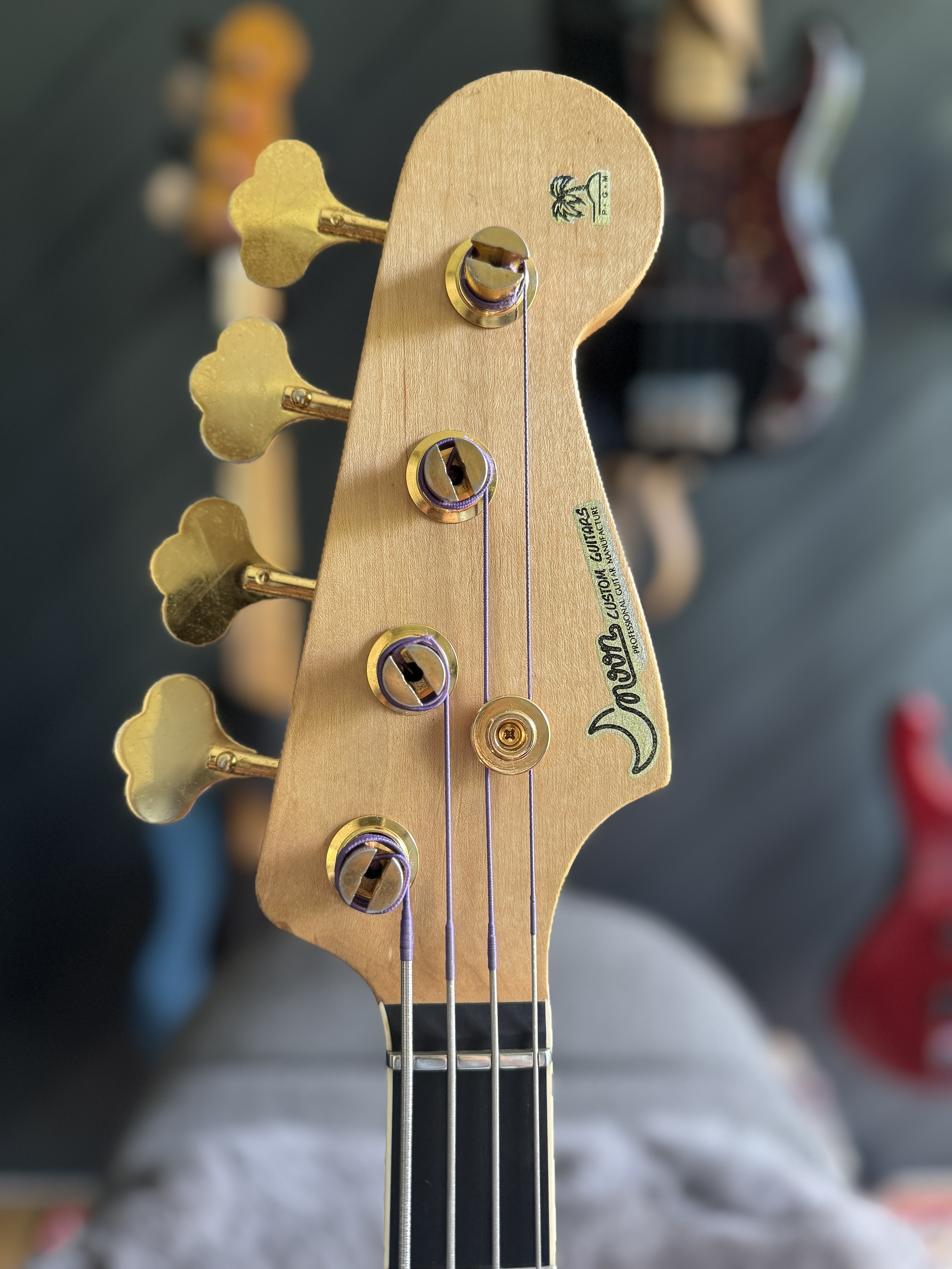 Front of the headstock with logo and gold tuners