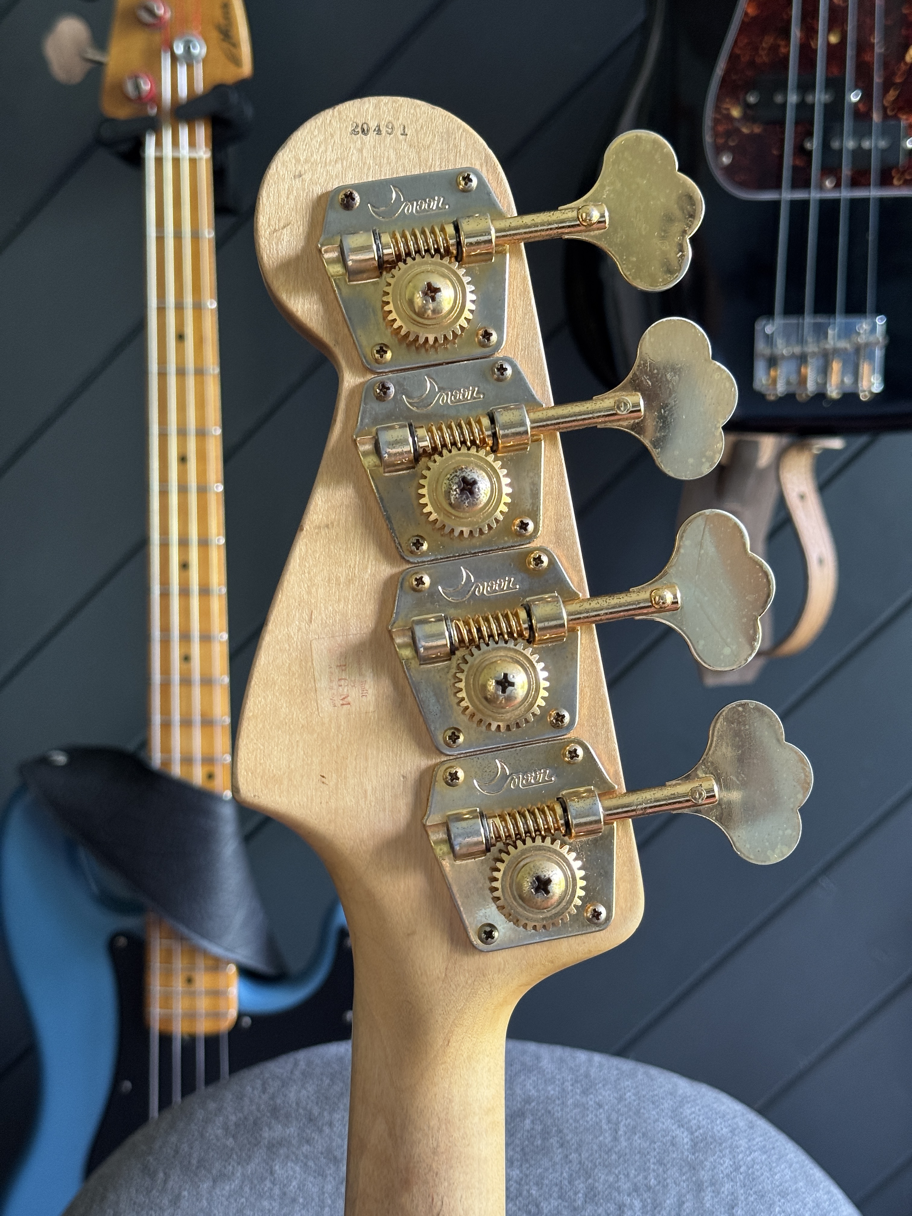 Rear of the headstock and gold tuner arrangement