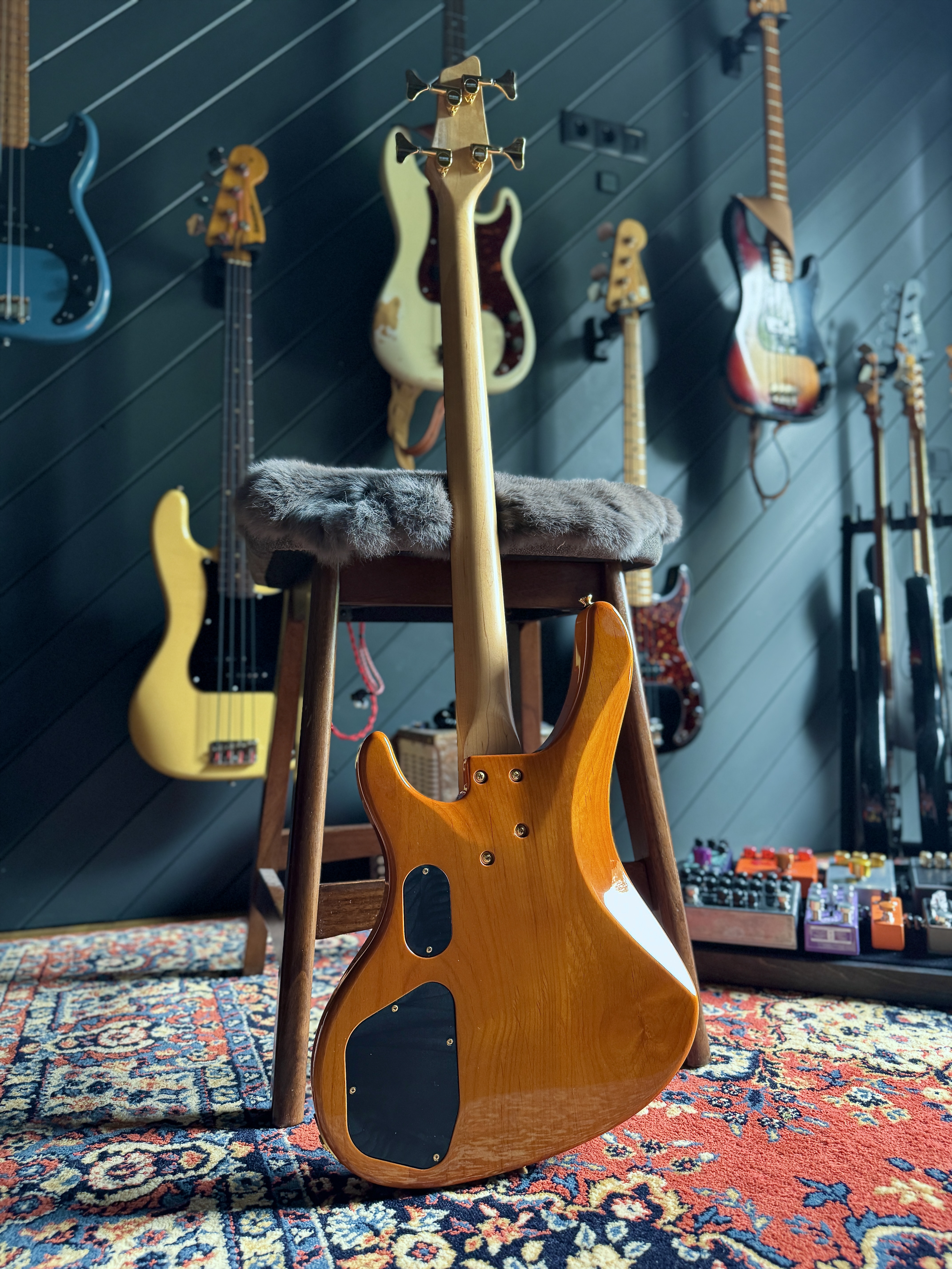 Rear view of the Washburn KW-1250 bass