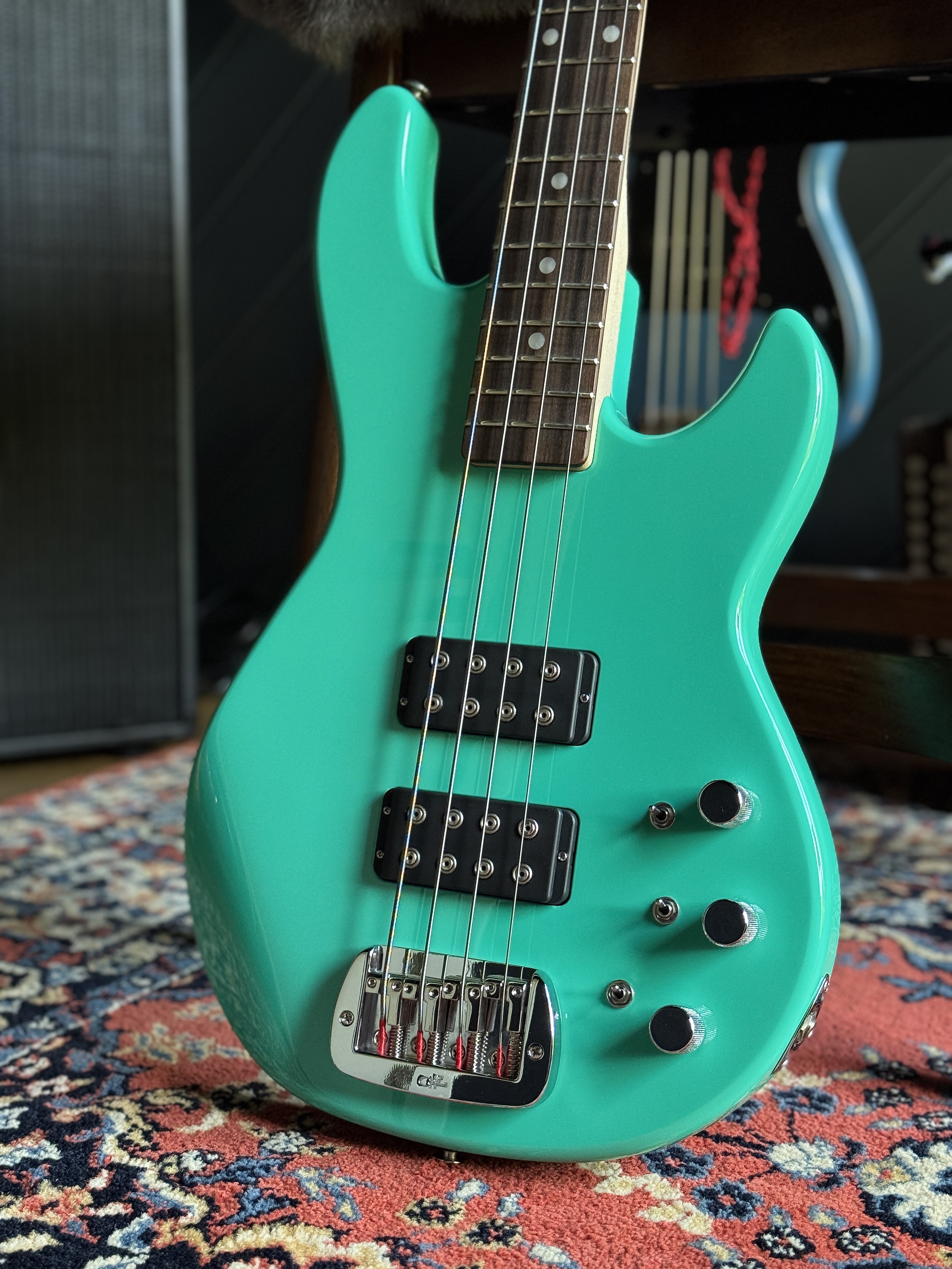 Front body, MFD pickups and controls of the G&L L-2000 USA