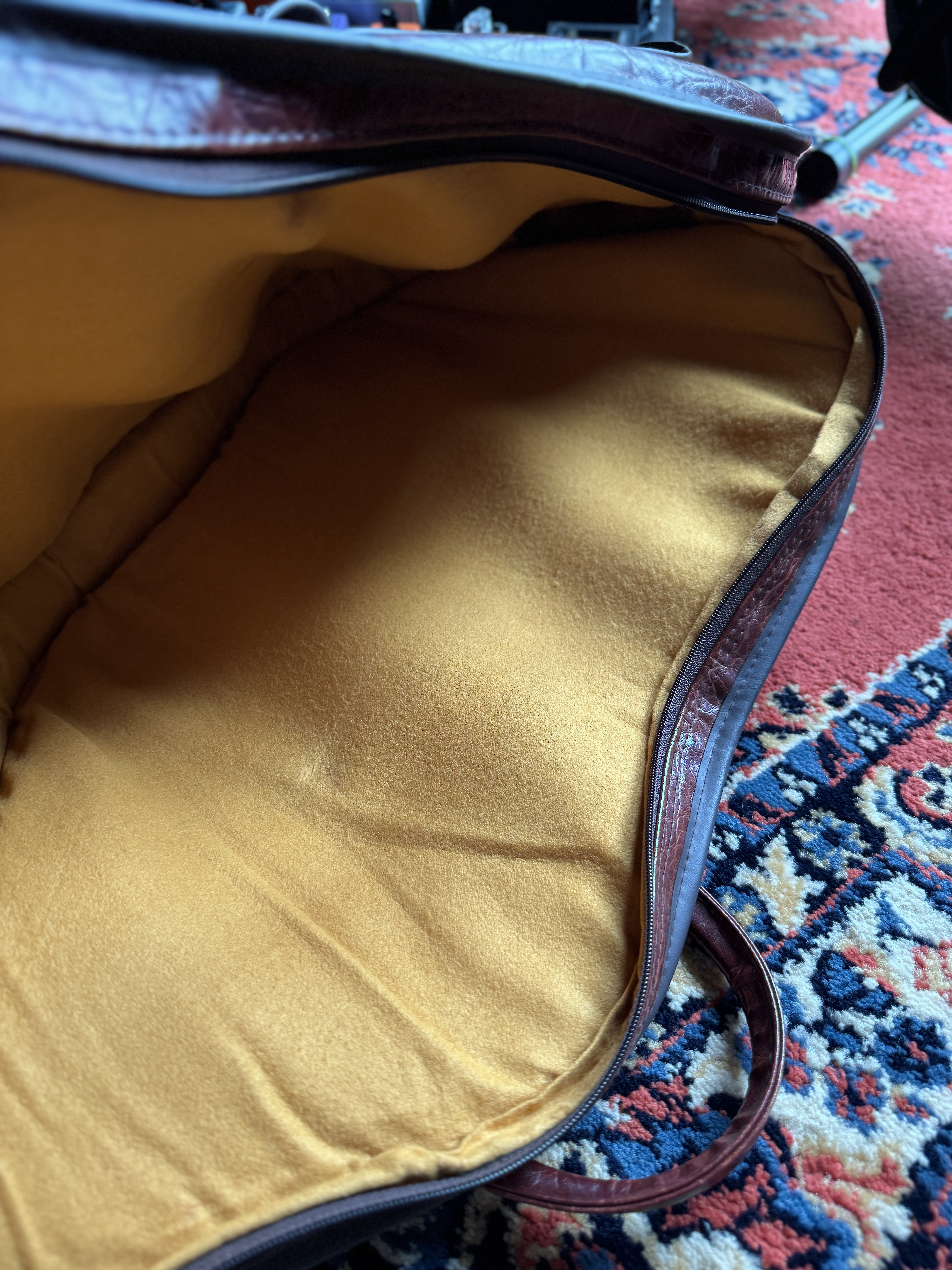 Late 1970s / Early 1980s Unbranded Vintage Guitar Gig Bag — signs of life
