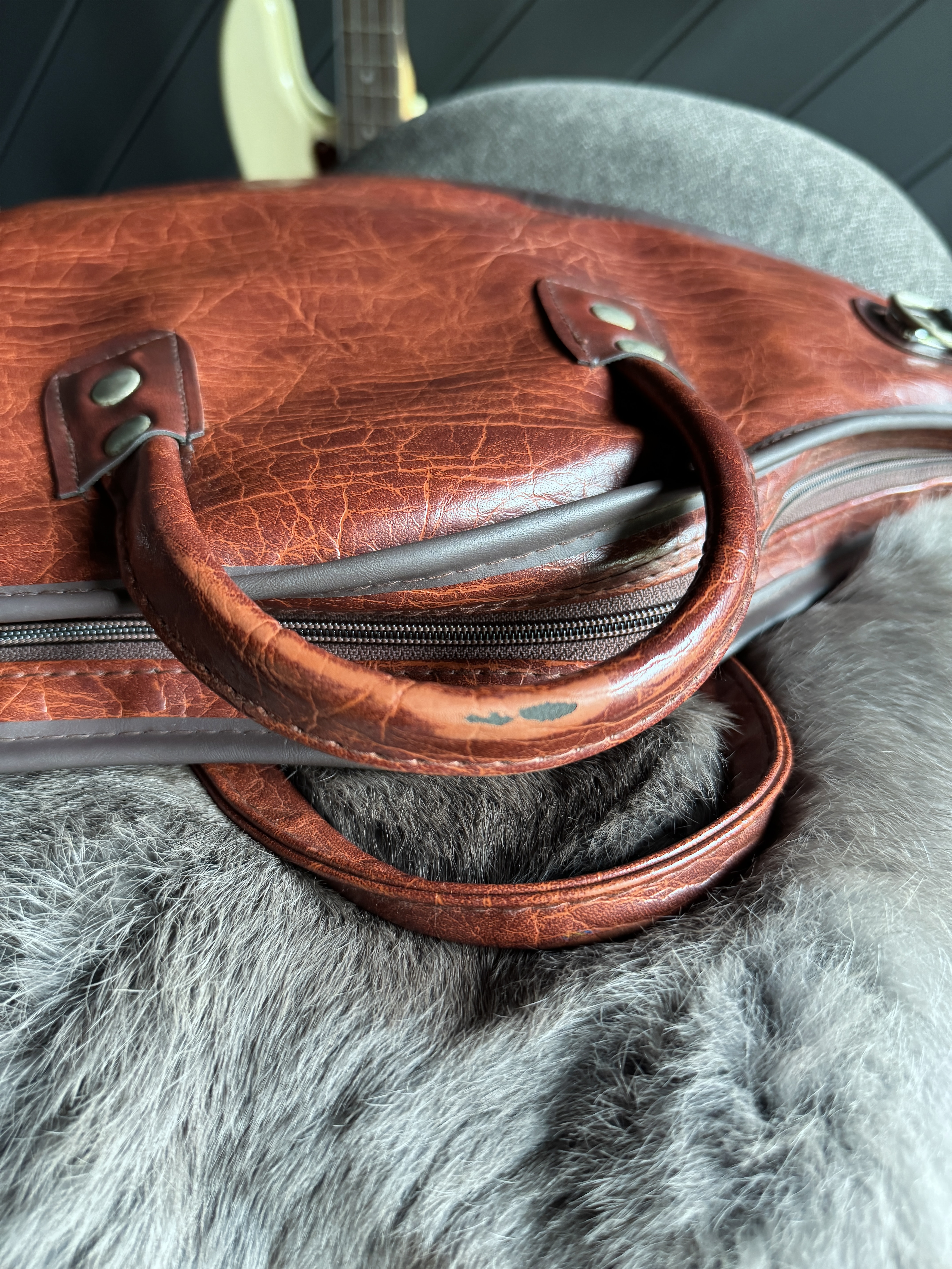Late 1970s / Early 1980s Unbranded Vintage Guitar Gig Bag — signs of life